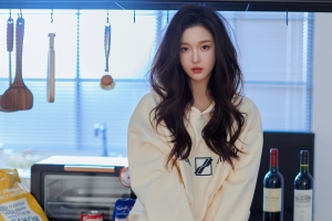 长卷发 美女 厨房 清纯好看美女曹婉瑾4k壁纸