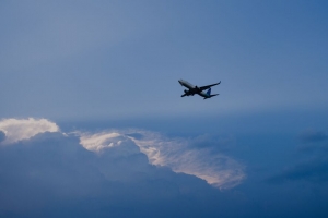 飞机 天空 飞行 云 极简主义 4k壁纸 3840x2160