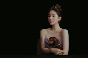 4k 赵露思 抹胸裙 小狗 黑色背景 美女 壁纸