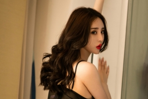 长卷发性感美女于思琪4k壁纸