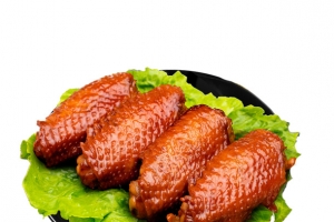 一排美味的香辣鸡翅