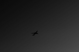 飞机 黑白 天空 飞行 黑暗 极简主义 4k壁纸 3840x2160