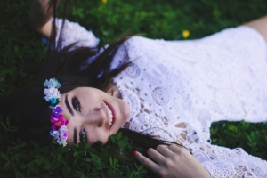 微笑的女孩 花环 白色衣服 休息 4K美女壁纸