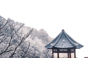 冬季山上的小亭