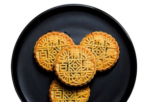 中秋月饼带盘子的月饼