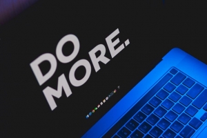 动机 文字 铭文 macbook 键盘 4k壁纸 3840x2160