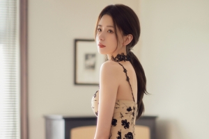 长发侧脸美女王秋紫4K电脑壁纸3840x2560
