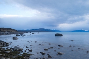 湖 石头 山脉 地平线 云 4k壁纸 3840x2160