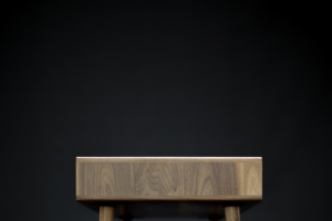 黑色墙面桌子正面高清