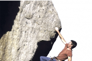 男子攀登高清PNG透明免扣设计素材免费下载