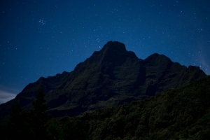 山 浮雕 树木 星星 夜晚 风景 深色 4k壁纸 3840x2160