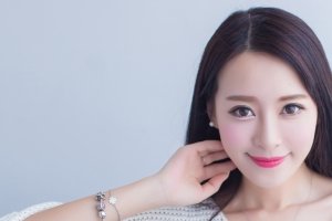 王曼妮好Q香肩美女3440x1440壁纸