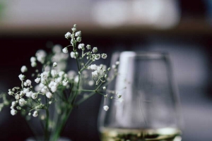 鲜花,葡萄酒,草莓,餐桌摆盘