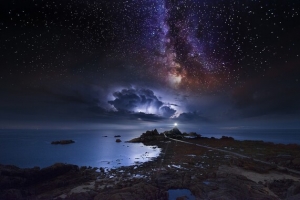 紫色星空大海沙滩