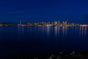 湖 城市 夜晚 灯光 反射 黑暗 4k壁纸 3840x2160