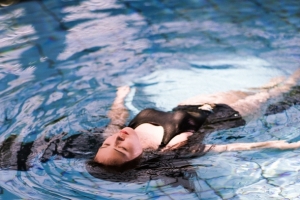 夏季游泳泳池女性
