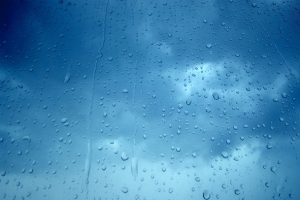 玻璃上的雨珠阴天海报背景