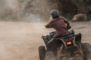  atv 男人 头盔 灰尘 污垢 4k壁纸 3840x2160