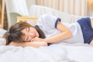 侧躺可爱运动装美女4k壁纸3840x2160