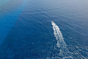 船 海 波浪 极简主义 4k壁纸 3840x2160