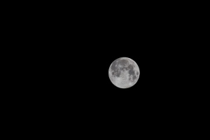 满月 月亮 天空 夜晚 黑白 4k壁纸 3840x2160