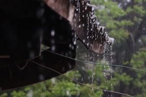 雨天瓦房屋檐雨滴呀