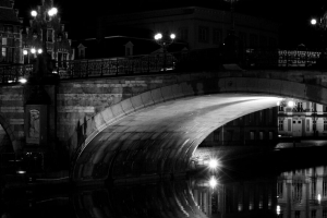 桥梁 水 反射 建筑 夜晚 黑白 深色 4k壁纸 3840x2160