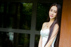 白色裙子美女模特 飞Angelababy 4K壁纸