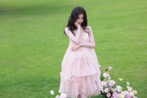 绿色草地鲜花美女虞书欣4K壁纸3840x2400