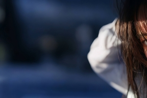 光影侧脸美女3440x1440带鱼屏壁纸