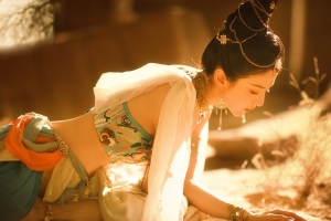 鸿音 敦煌 沙子 阳光 好看养眼身材美女4k壁纸