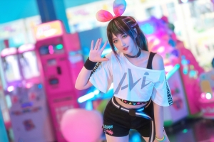科幻少女 时尚可爱 白衬衫 黑色短裤 可爱手势 4k高清壁纸