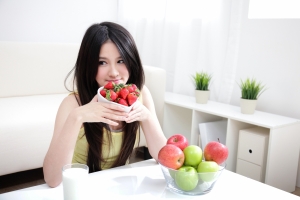 女孩厨房水果4K壁纸