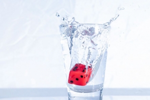 骰子 玻璃 水 飞溅 极简主义 4k壁纸 3840x2160