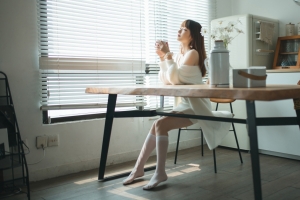 夏天 居家 桌子 美女 唯美 4k高清壁纸
