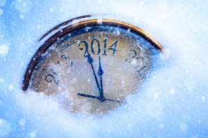 藏在雪里的黄色钟表