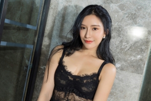 小西黑色内衣性感美女4k壁纸