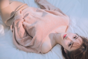 床上文艺美女写真4k壁纸
