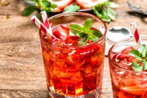 夏季玻璃水杯里的水果高清图片