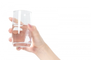 手拿水杯高清PNG透明免扣设计素材免费下载