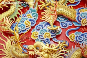 中国传统金龙祥云雕刻