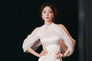 杨幂白色礼服裙子暗黑背景4K高清3440x1440带鱼屏壁纸免费下载