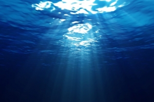 蓝色水面下的光线海报背景