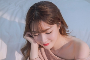 清纯美女露肩4k壁纸