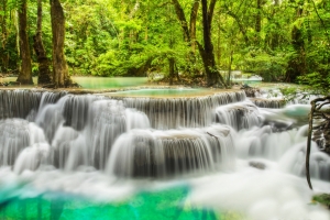 瀑布 绿色森林 风景 4K壁纸