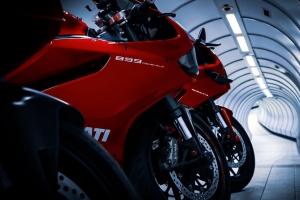  ducati 摩托车 红色 隧道 4k壁纸 3840x2160