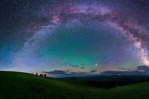 星空 夜晚 草地 风景4k壁纸