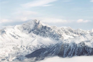 高原雪山背景图
