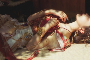 古装小姐姐 木屋 美女平躺 首饰 闭眼唯美美女4k壁纸
