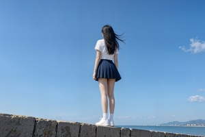 海边长发美女背影4K高清壁纸 3840x2160免费下载